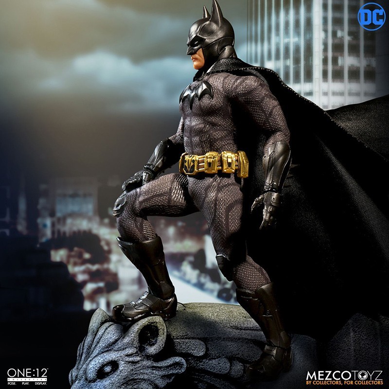 MEZCO TOYS DC COMICS BATMAN SOVEREIGN KNIGHT CLOTH ONE:12 ACTION FIGURE