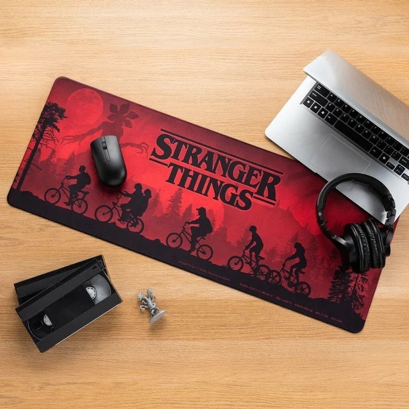 STRANGER THINGS LOGO XL DESK MAT TAPPETINO DA GIOCO PALADONE PRODUCTS STRANGER THINGS LOGO XL DESK MAT TAPPETINO DA GIOCO PALADONE PRODUCTS
