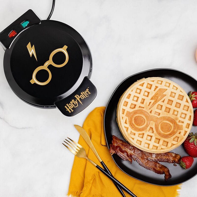 UNCANNY BRANDS HARRY POTTER GLASSES AND LIGHTNING BOLT WAFFLE MAKER UNCANNY BRANDS HARRY POTTER GLASSES AND LIGHTNING BOLT WAFFLE MAKER