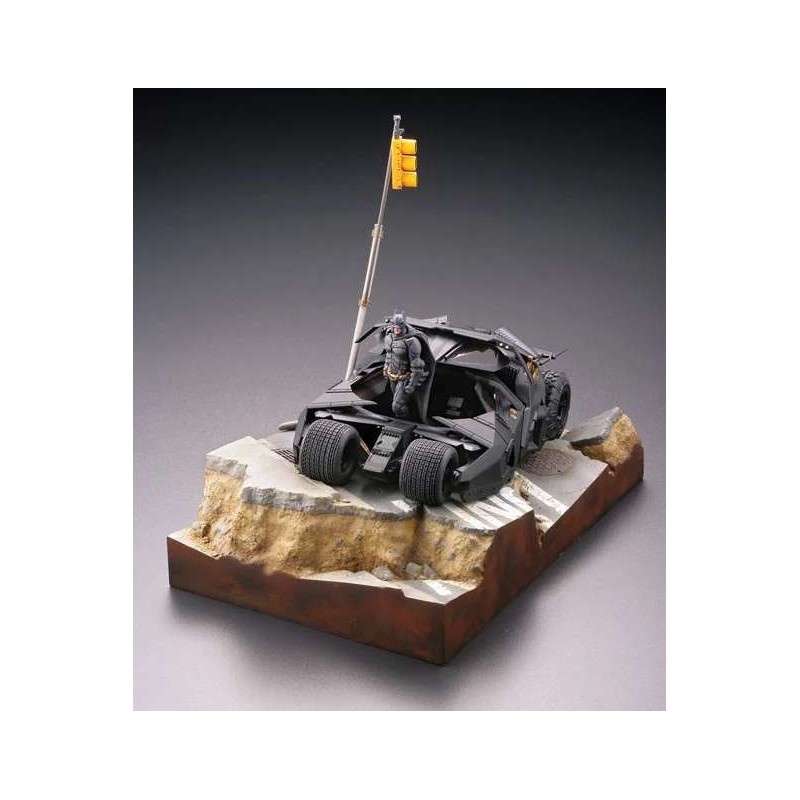 KAIYODO BATMAN THE DARK KNIGHT BATMOBILE TUMBLER IN GOTHAM CITY DIORAMA STATUE