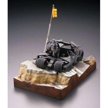 BATMAN THE DARK KNIGHT BATMOBILE TUMBLER IN GOTHAM CITY DIORAMA STATUE